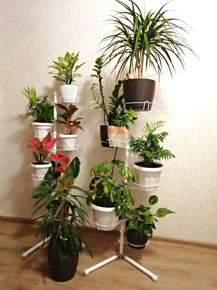 подставка на окно угловая металлическая с ножками. Фото N12